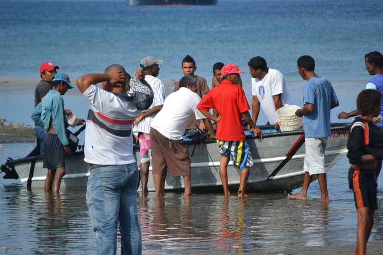 Con la mano en la cabeza y mirándose las caras están la mayoría de tiempo los pescadores en la Playa Los Cocos, donde escasea la cachorreta.